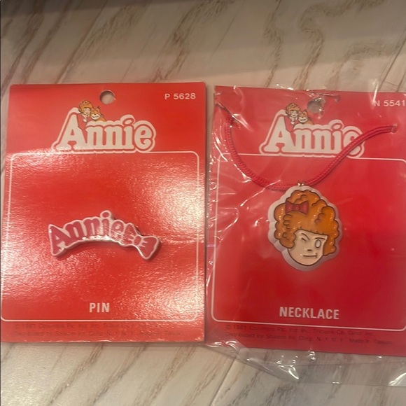 Annie Pin and Necklace Set - Red 1981 - Picture 1 of 1